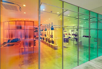 Etalages met 3M Dichroic Glass Finishes met groene, gele, oranje en rode tinten. 
