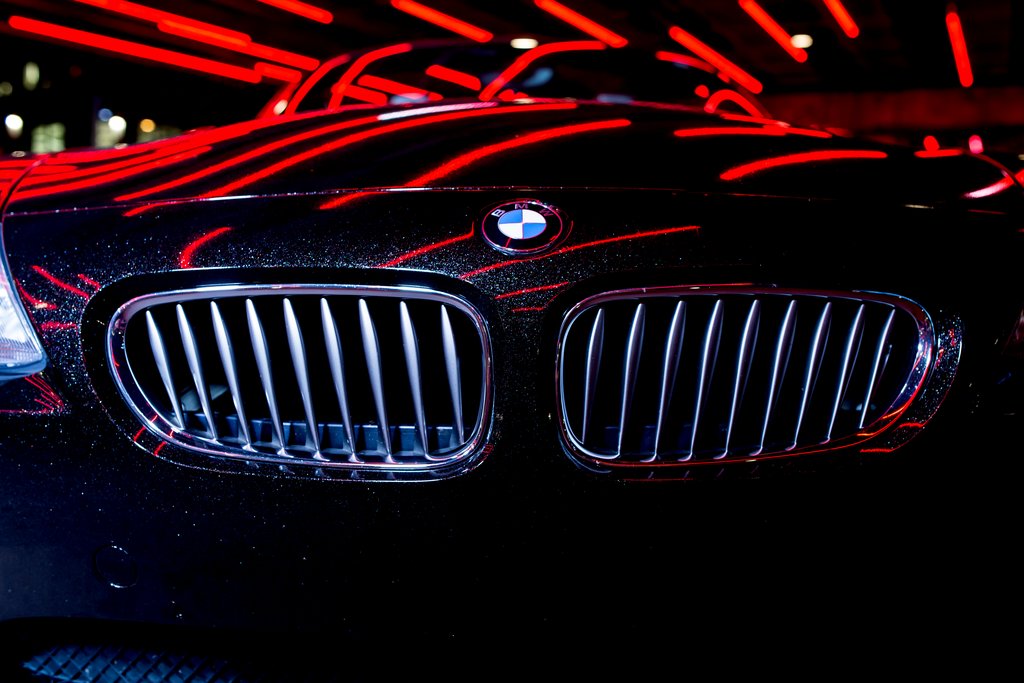 Auto gewrapt met glanzende Galaxy Black folie