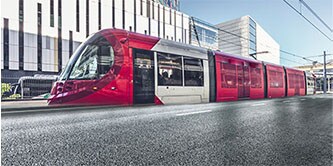 Moderne trein met zwart-rode graphics in een treinstation
