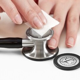 Correct reinigen van de open kelk van een Littmann stethoscoop met een alcoholdoekje.