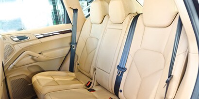 Afbeelding van autointerieur met bruine lederen stoelen
