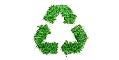 Recyclingsymbool gemaakt van groene bladeren dat duurzaamheid en milieubewustzijn uitbeeldt.
