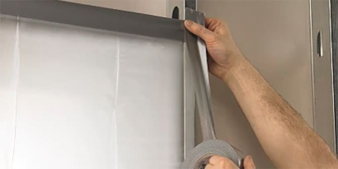 Een professionele schilder gebruikt Scotch® EXTREMIUM™ duct-en reparatietape voor een klus
