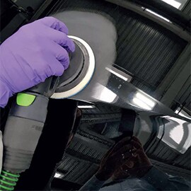 Blending in aangrenzende delen met gebruik van 3M™ Hookit™ Flexibele foamschijf P800-P1000