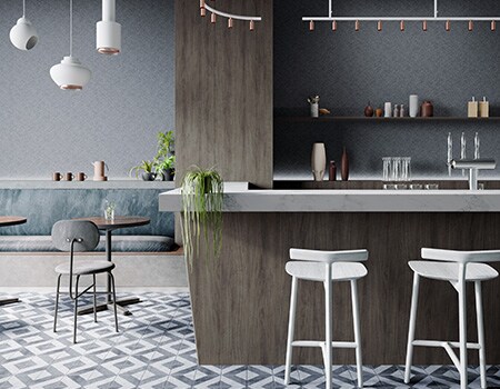 Strandachtig café-interieur met blauwe tinten, steen en hout 3M Architecturale afwerkingen.
