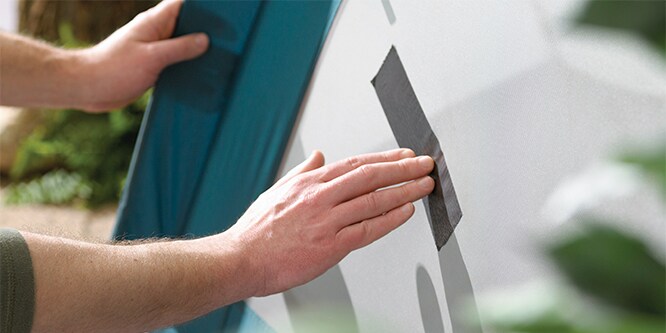 Scotch® EXTREMIUM™ duct en reparatietape wordt op een auto aangebracht
